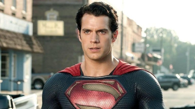 Brodaty i czarno-biały Henry Cavill może was zaskoczyć. Tak wygląda w filmie wojennym Guya Richtiego